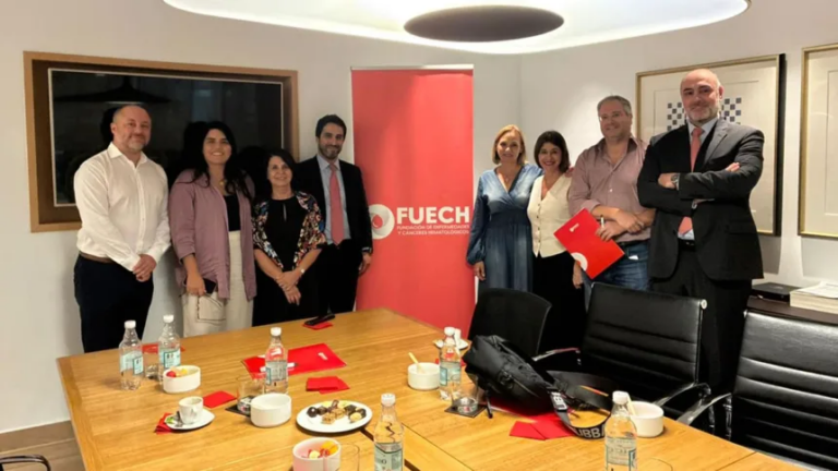Integrantes del directorio de FUECH frente al roll-up institucional