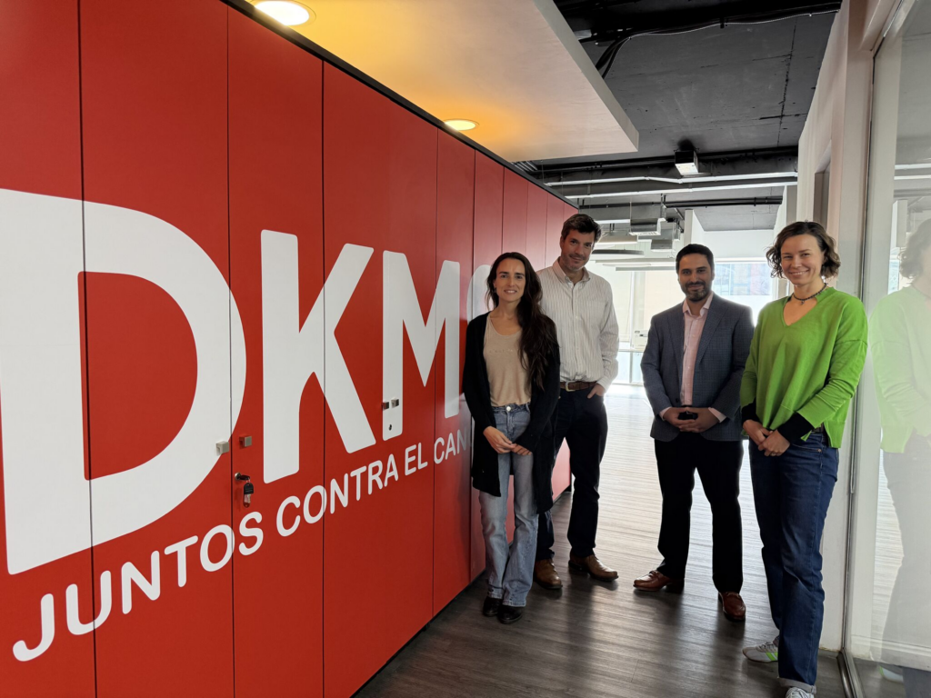 Equipo de FUECH y DKMS Chile junto al mural Juntos contra el cáncer